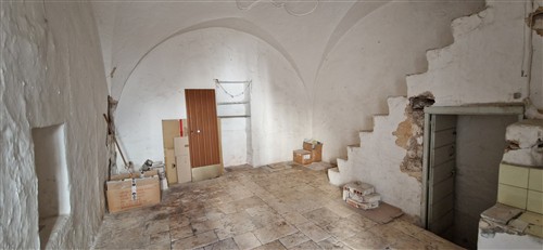 Indipendente, Parzialmente Ristrutturato, con Locale